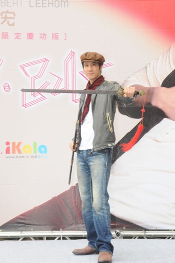 王力宏新碟改版签名会 现场舞剑(组图)